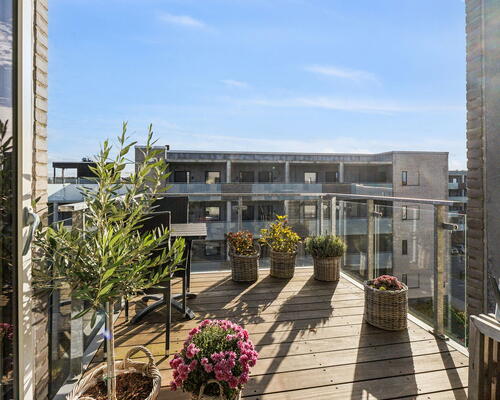 Lys 2-værelses med altan, udsigt og tagterrasse i Nørresundby – elevator og parkering