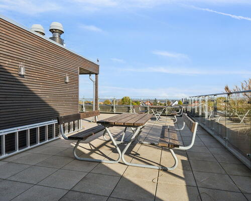 Lys 2-værelses med altan, udsigt og tagterrasse i Nørresundby – elevator og parkering