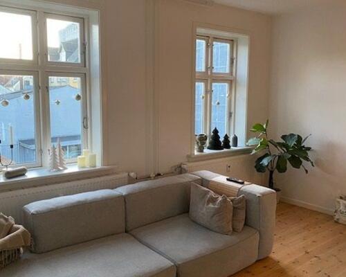 Solrig altan i parklignende gård