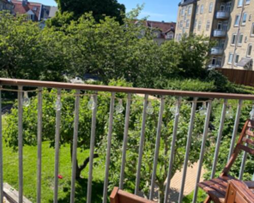 Solrig altan i parklignende gård