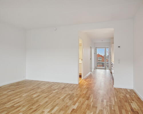 Rummelig og lys 2-værelses lejlighed med egen altan og unikke fællesfaciliteter.