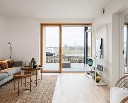 Moderne bolig med tre værelser og privat terrasse. Skræddersyet til dig over 50 år uden hjemmeboende børn