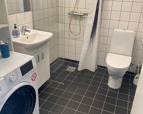 Lys og delevenlig 3-værelses med altan