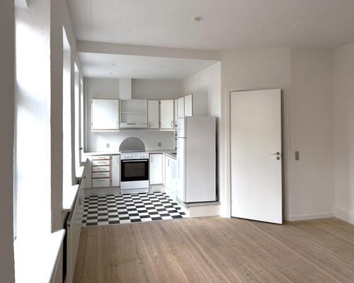 Lækker lys 3 værelses lejlighed på stille lukket vej centralt i Nyborg – 84 Kvm