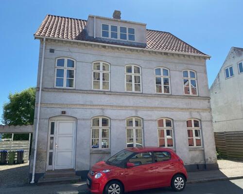 Lækker lys 3 værelses lejlighed på stille lukket vej centralt i Nyborg – 84 Kvm