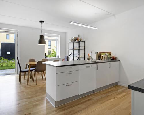 Stor 4-værelses lejlighed med altan på Eternitten