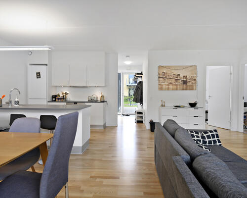 Stor 4-værelses lejlighed med altan på Eternitten