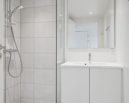 Indbydende 3-værelses lejlighed med funktionel indretning, moderne køkken-alrum og hyggelig terrasse ud mod gården - Ingen bindingsperiode!