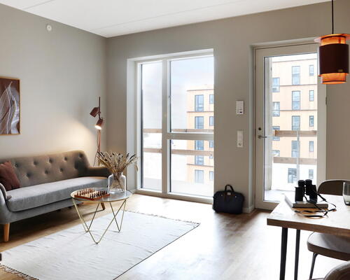 2 vær bolig i UN17 Lunden - et bofællesskab for dig over 40 år - Hyggelig stue og køkken-alrum i åben forbindelse