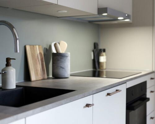 2 vær bolig i UN17 Lunden - et bofællesskab for dig over 40 år - Hyggelig stue og køkken-alrum i åben forbindelse