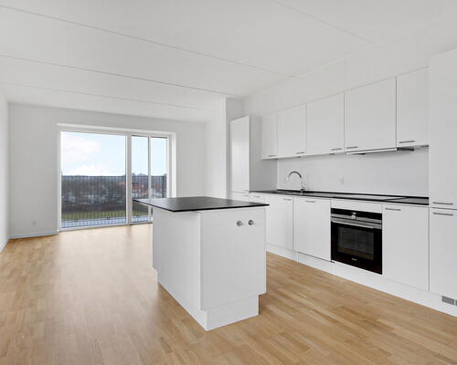 Skøn og lys 3 værelses lejlighed med to altaner ved vandet