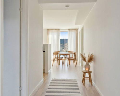 Moderne bolig med tre værelser og privat terrasse. Skræddersyet til dig over 50 år uden hjemmeboende børn