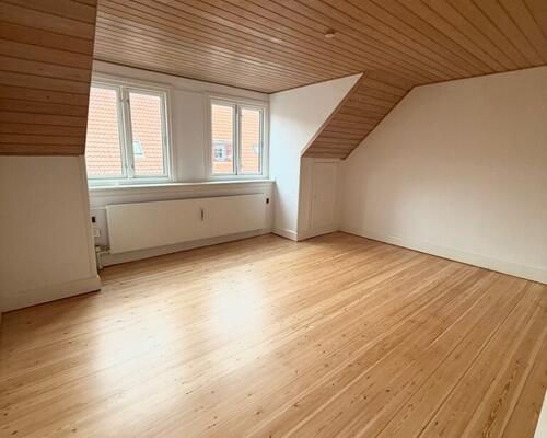 Hyggelig 2-værelses lejlighed med hems