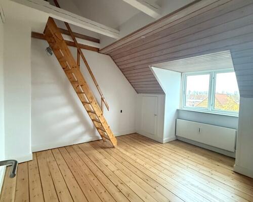 Hyggelig 2-værelses lejlighed med hems