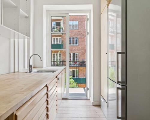 Dejlig lejlighed med stor altan | København Ø