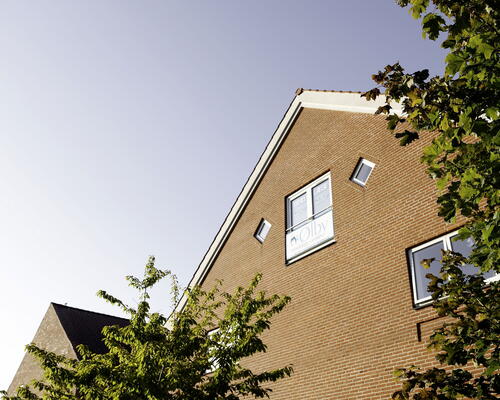 God stor 2 vær. lejebolig på 85 m2. oven på Ølby Centeret