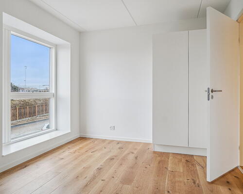 Rummelig og stilren 3-værelses lejlighed med stort køkken-alrum og stor altan ud til gården - Gulvarme i hele boligen!