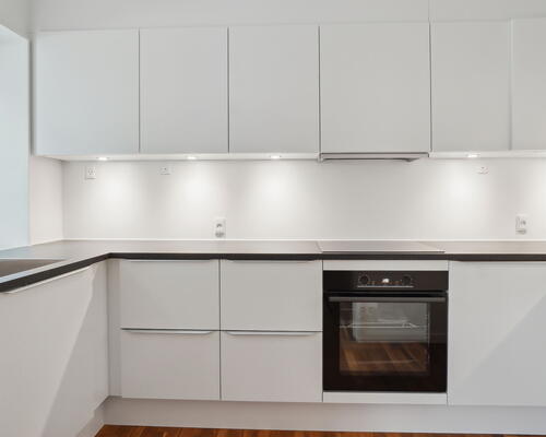 Unik 3-værelses stuelejlighed i naturskønne omgivelser ved Furesø med badebro, to dejlige terrasser og splinternyt Svanekøkken