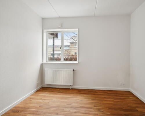 Unik 3-værelses stuelejlighed i naturskønne omgivelser ved Furesø med badebro, to dejlige terrasser og splinternyt Svanekøkken