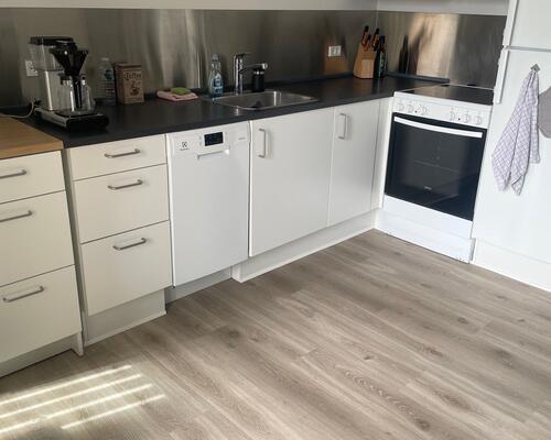 Lys og delevenlig 3-værelses med altan