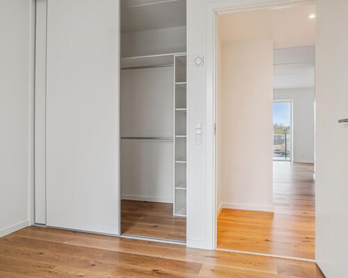 Rummelig og funktionel 3-værelses med stort køkken-alrum, walk-in-mulighed og hyggelig terrasse - Ingen bindingsperiode!