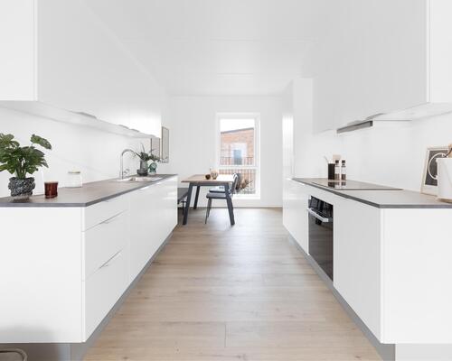 Lys og rummelig toværelses lejlighed med stort køkken-alrum og stue, stort soveværelse og egen altan. Til boligen hører eget skur.