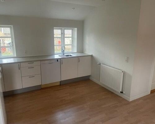 Ejendom i idylliske omgivelser.