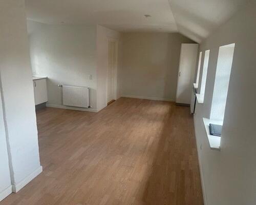 Ejendom i idylliske omgivelser.