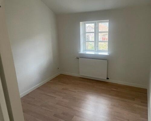 Ejendom i idylliske omgivelser.