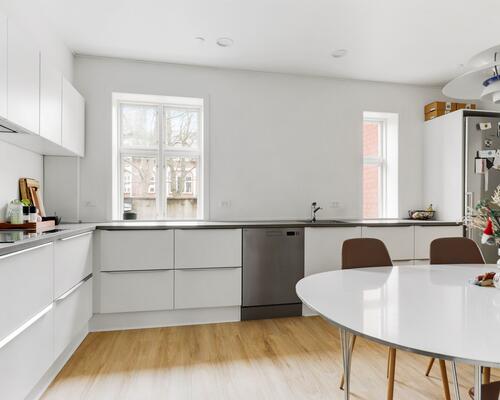 Stor 7-værelses lejlighed i stueplan ved byparken