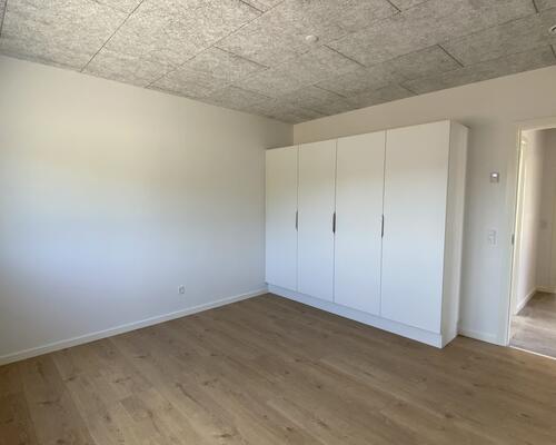 VELKOMMEN TIL RØLLIKEVEJ - NYBYGGET, ENERGIVENLIGE OG MODERNE RÆKKEHUSE TIL LEJE I ARNBJERG.