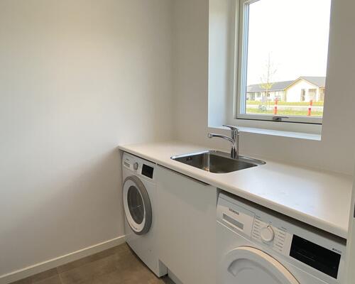 VELKOMMEN TIL RØLLIKEVEJ - NYBYGGET, ENERGIVENLIGE OG MODERNE RÆKKEHUSE TIL LEJE I ARNBJERG.