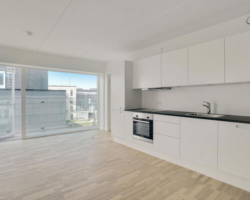 Egedal Stationsby - Lys og indbydende lejebolig med stor hjørne altan og udsigt til markerne