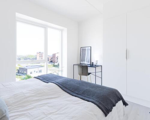 Lys og rummelig toværelses lejlighed med alt i hårde hvidevarer. Lejligheden er ideel til både par, singler og seniorer. Til boligen hører eget skur.