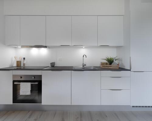 Lys og rummelig toværelses lejlighed med alt i hårde hvidevarer. Lejligheden er ideel til både par, singler og seniorer. Til boligen hører eget skur.