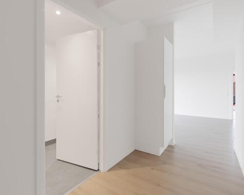 Lys og rummelig toværelses lejlighed med alt i hårde hvidevarer. Lejligheden er ideel til både par, singler og seniorer. Til boligen hører eget skur.