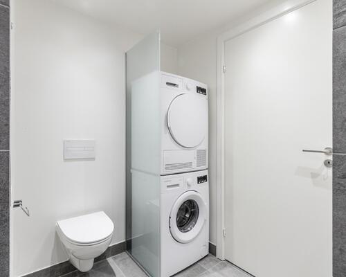 Lys og rummelig toværelses lejlighed med alt i hårde hvidevarer. Lejligheden er ideel til både par, singler og seniorer. Til boligen hører eget skur.