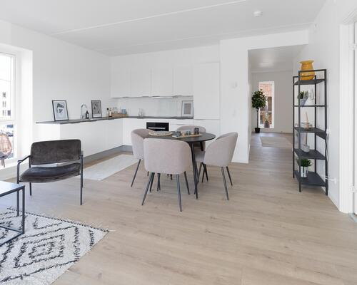 Skøn fireværelses lejlighed med lyst køkken-alrum og stue, reelle værelser, bad, entré og egen altan. Til boligen hører eget skur.