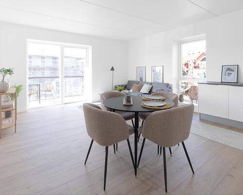 Skøn fireværelses lejlighed med lyst køkken-alrum og stue, reelle værelser, bad, entré og egen altan. Til boligen hører eget skur.