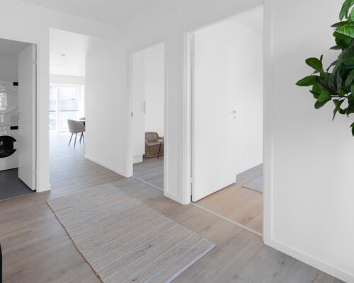 Skøn fireværelses lejlighed med lyst køkken-alrum og stue, reelle værelser, bad, entré og egen altan. Til boligen hører eget skur.