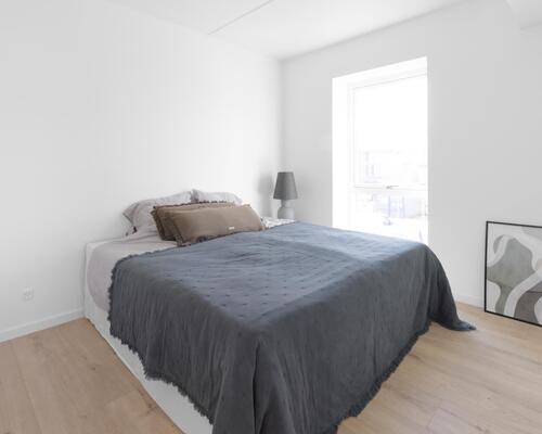 Skøn fireværelses lejlighed med lyst køkken-alrum og stue, reelle værelser, bad, entré og egen altan. Til boligen hører eget skur.