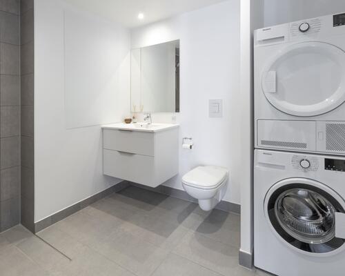 Skøn fireværelses lejlighed med lyst køkken-alrum og stue, reelle værelser, bad, entré og egen altan. Til boligen hører eget skur.