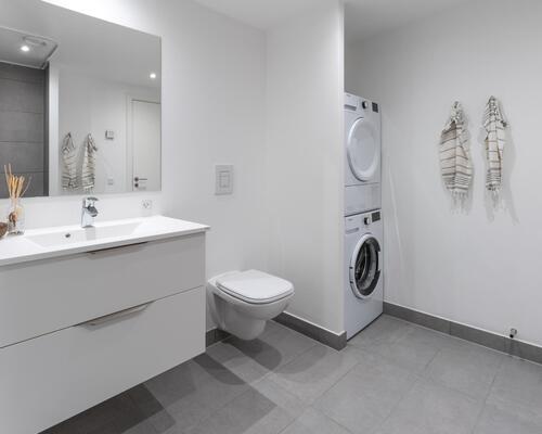 Skøn fireværelses lejlighed med lyst køkken-alrum og stue, reelle værelser, bad, entré og egen altan. Til boligen hører eget skur.