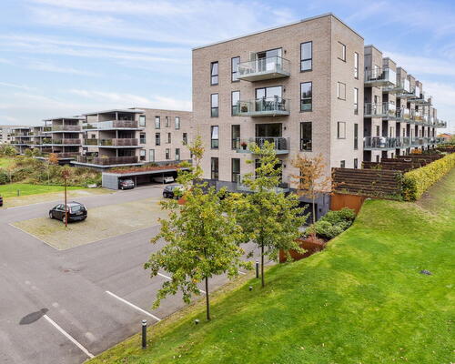 Lys 2-værelses med altan, elevator og tagterrasse tæt på SKANSEN og Lindholm Søpark