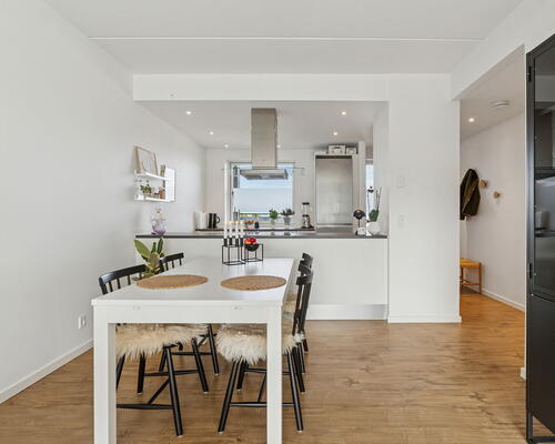 Lys 2-værelses med altan, elevator og tagterrasse tæt på SKANSEN og Lindholm Søpark