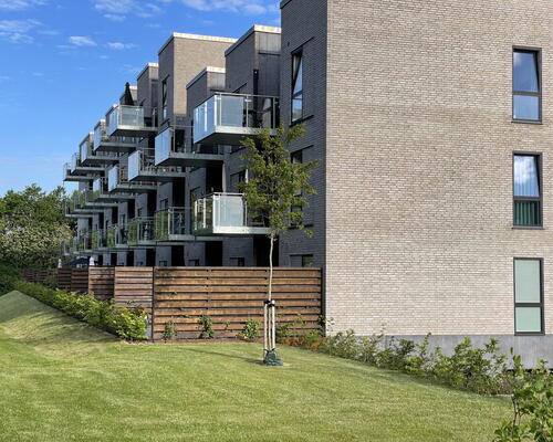 Lys 2-værelses med altan, elevator og tagterrasse tæt på SKANSEN og Lindholm Søpark