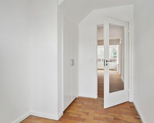 Unik 3-værelses stuelejlighed i naturskønne omgivelser ved Furesø med badebro, to dejlige terrasser og splinternyt Svanekøkken