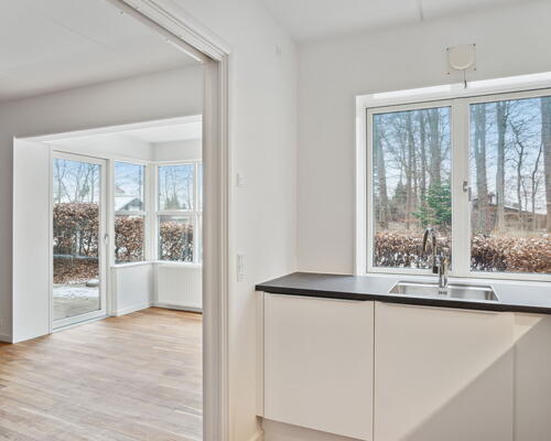 Unik 3-værelses stuelejlighed i naturskønne omgivelser ved Furesø med badebro, to dejlige terrasser og splinternyt Svanekøkken