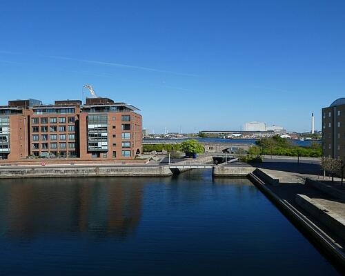 Uden bopælspligt - luksuslejlighed attraktivt beliggende ved havnebassinet i ejendom med elevator og privat P-plads.