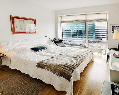 Uden bopælspligt - luksuslejlighed attraktivt beliggende ved havnebassinet i ejendom med elevator og privat P-plads.